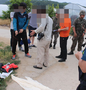 6일 오전 11시쯤 안동 풍천면 신성리의 한 농가에서 미확인비행물체가 발견돼 출동한 경찰과 군인들이 비행체의 주인이라고 밝힌 고모(31) 씨 등 3명과 비행체를 상대로 감식을 벌이고 있다. 김영진 기자