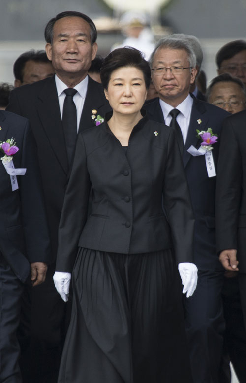 박근혜 대통령이 6일 오전 서울 동작구 국립서울현충원에서 열린 제61회 현충일 추념식에서 헌화 및 분향 후 자리로 돌아가고 있다. 연합뉴스