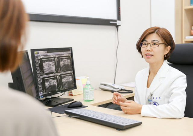 섬유선종은 여성 유방에 나타나는 가장 흔한 양성 종양으로 20, 30대 여성들에게 자주 발생한다. 여성 환자를 진료 중인 정영주 대구가톨릭대병원 유방갑상선외과 교수.