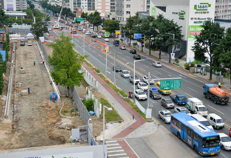 7일 대구 북구 침산동 대구창조경제단지 조성 공사장 앞 인도 위 히말라야시더 가로수가 모두 베어져 있다. 우태욱 기자 woo@msent.co.kr