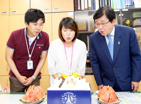 안동시가 전국 처음으로 여성 공무원들의 임신 축하 이벤트를 도입했다. 출산을 장려하는 캠페인의 일환이다. 사진은 7일 진행된 축하 이벤트. 이날 권영세 시장이 직접 참석, 체육관광과에 근무하는 김민희(28) 주무관의 임신을 체육관광과 직원들 모두와 함께 축하했다. 안동시 제공