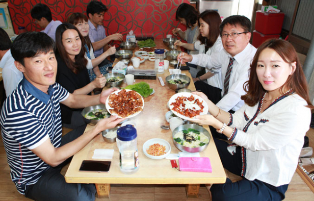 김상동 경북도 도청신도시본부장을 비롯한 직원 15명이 점심 인기 메뉴인 칼국수를 먹기 위해 예천 고향식당을 찾았다.