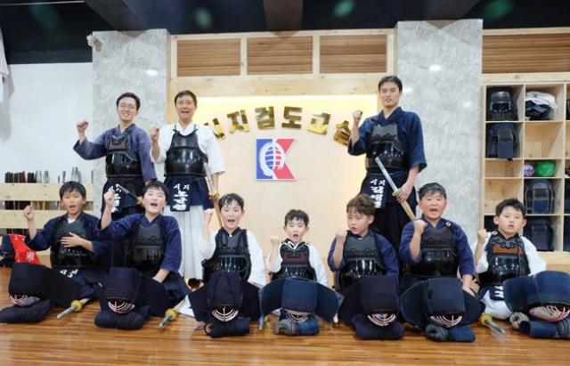 시지검도교실 노균현 관장이 학생들에게 죽도 지도를 하고 있다. 중간에 횐 도복이 노 관장. 박노익 선임기자 noik@msnet.co.kr