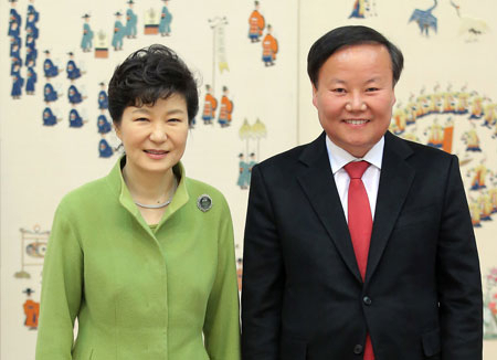 김재원 신임 청와대 정무수석은 새누리당 내 친박계 핵심 인물로 꼽히며 박근혜 대통령의 측근 인사로 분류되는 정치인이다. 박 대통령이 처음 대선에 도전했던 지난 2007년 한나라당 대선후보 경선 때부터 캠프 기획단장