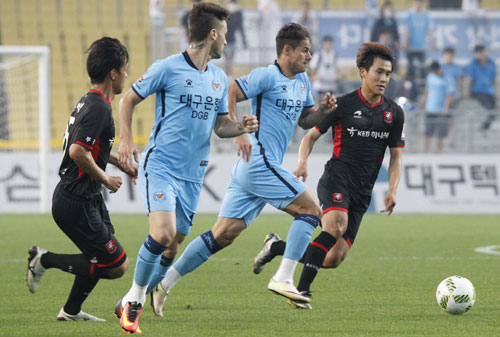 대구FC의 세징야(왼쪽 3번째)가 지난 8일 열린 부천과의 홈 경기에서 드리블 돌파하고 있다. 대구FC 제공
