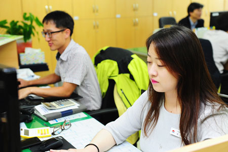 공무원증 대신 명찰을 단 김천시 공무원들. 새 명찰은 가독성이 좋아 민원인들에게 좋은 반응을 얻고 있다. 김천시 제공