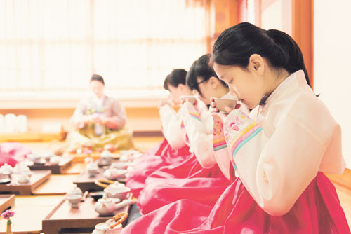 대구의 한 예절교육체험센터를 방문한 학생들이 단정한 몸가짐으로 차를 마시며 다도를 익히고, 서로 존중하는 태도를 배우고 있다. 대구시교육청 제공