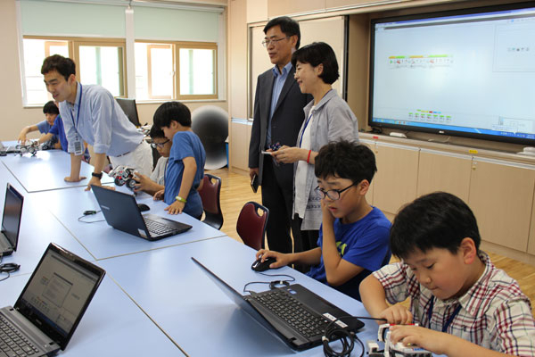 지난 5월 대구 동구 새론초등학교 학생들이 방과후 교실에서 컴퓨터로 작성한 프로그램 언어로 로봇을 작동시키고 있다. 대구시교육청 제공