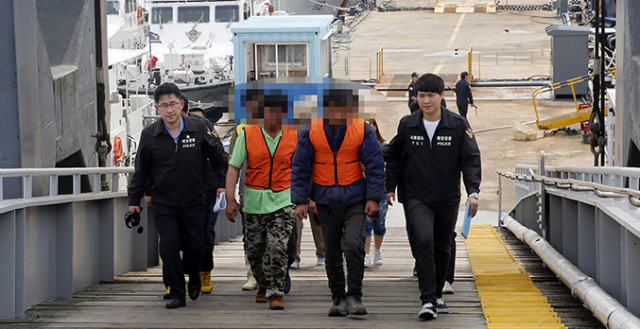 12일 오후 인천시 중구 인천해경 전용부두에서 불법조업 중국 선원들이 조사를 받기 위해 인천해경서로 압송되고 있다. 연합뉴스