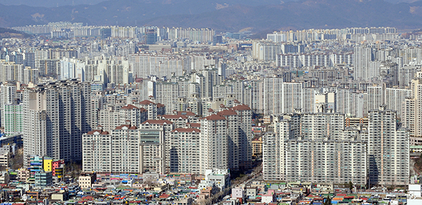 수성구 아파트단지. 전세대출이 올해만 3조 5천억원에 달하는 등 전세난이 심화되고 있는 가운데, 대구의 부동산은 오히려 전셋값이 하락하고 있는 것으로 나타났다. 매일신문 D/B