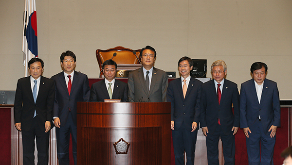 13일 서울 여의도 국회 예결위회의장에서 열린 새누리당 의원총회에서 20대 국회 전반기 상임위원장으로 선출된 상임위원장들이 의원들에게 인사하고 있다. 왼쪽부터 유재중 안전행정위원장, 권성동 법제사법위원장, 신상진 미래창조과학방송통신위원장, 정진석 운영위원장, 조경태 기획재정위원장, 이철우 정보위원장, 이진복 정무위원장. 사진에는 8개 상임위원장중 김영우 국방위원장이 빠져있다. 연합뉴스