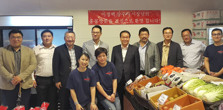 상주시는 지난달 21일 중국에서 열린 푸저우국제식품박람회에서 사상 처음으로 중국, 홍콩과 1천만달러의 수출계약을 성사시켰다. 이정백 상주시장이 홍콩을 대표하는 식품 대기업 삼농집단 관계자들과 기념촬영을 하고 있다. 상주시 제공