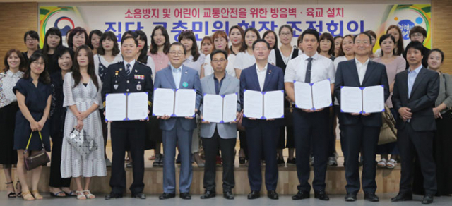 2천여 명이 사는 아파트의 민원이 국민권익위원회 중재로 해결됐다. 구미 구평동 영무아파트 주민들은 권익위 중재로 집단민원 합의안을 이끌어낸 뒤 기념사진을 찍었다. 국민권익위 제공