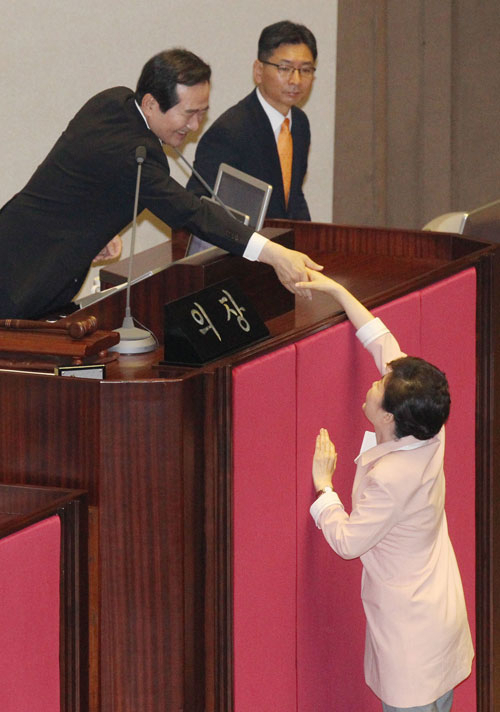 박근혜 대통령이 13일 오전 국회에서 열린 20대 국회 개원식에서 개원 연설을 마친 뒤 정세균 국회의장과 악수하고 있다. 연합뉴스