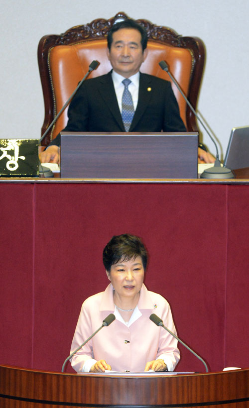 박근혜 대통령이 13일 오전 국회 본회의장에서 20대 국회 개원 연설을 하고 있다. 연합뉴스
