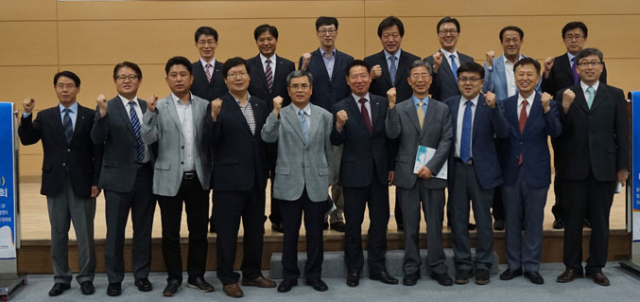 9일 안동 세계 물포럼 기념센터에서 낙동강유역 통합 물관리(IWRM) 대토론회가 열렸다. 한국수자원공사 대구경북본부와 한국수자원학회 대구경북지회가 공동으로 마련한 이번 토론회에 100여 명이 참석해 낙동강 유역 물 관련 정보공유, 추진현황 등에 대한 강연
