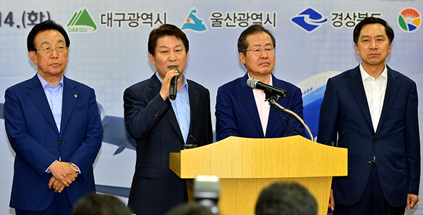 대구와 경북, 경남, 울산 등 4개 시도지사가 14일 오후 밀양시청에서 영남권 신공항 사전타당성 연구용역과 관련 기자회견을 열고 영남권 신공항 입지 결정과 관련된 호소문을 발표하고 있다. 왼쪽부터 김관용 경북도지사, 권영진 대구시장, 홍준표 경남도지사, 김기현 울산시장. 정운철 기자 woon@msnet.co.kr