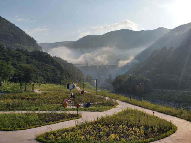 보현산댐의 낮과 밤. 특색 있는 볼거리로 영천의 새로운 관광명소로 자리매김하고 있다. 한국수자원공사 보현산댐관리단 제공