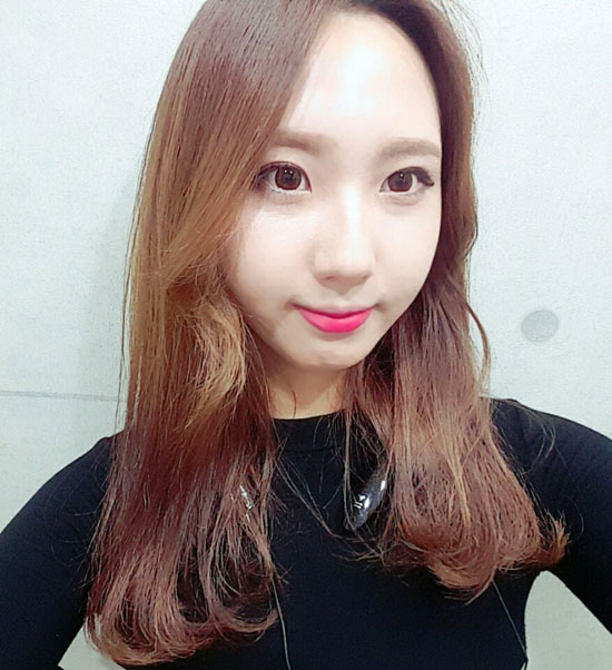 여름철 화장에서 복숭아 컬러의 섀도를 다크서클과 볼 중간 턱 끝에 발라주면 피부에 생기를 부여해주고 전체적으로 얼굴이 밝아지는 느낌을 줄 수 있다.