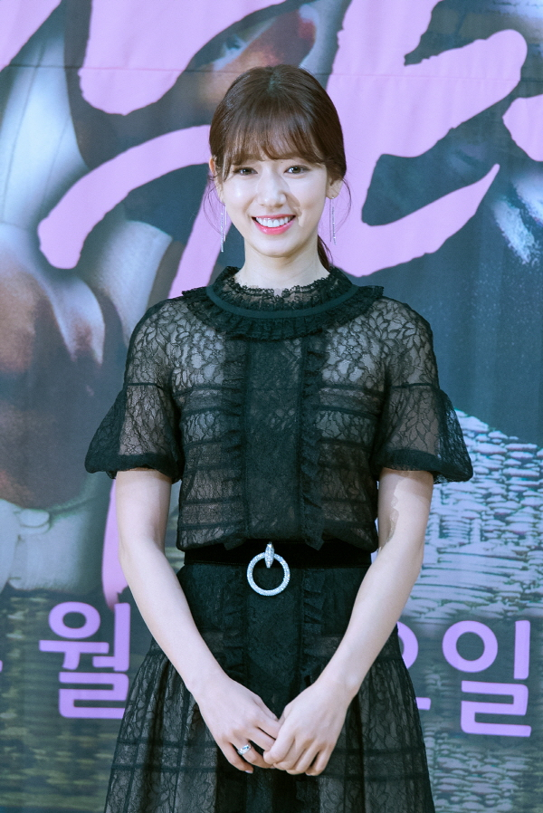 SBS 새 월화드라마 닥터스 제작발표회에 참석한 이성경, 김래원(오른쪽)