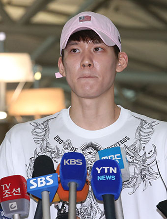 수영 선수 박태환 측이 16일 국가대표 선발 규정에 가로막혀 올림픽에 출전할 수 없게 되자 국제스포츠중재재판소(CAS)의 중재 심리를 요청했다. 박태환은 호주 전지훈련을 위해 지난 3일 오후 인천공항을 통해 출국했다. 연합뉴스