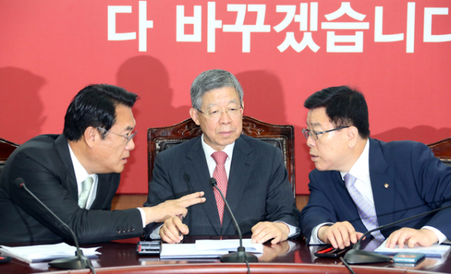 새누리당 김희옥(가운데) 혁신비상대책위원장이 16일 오전 서울 여의도 당사에서 열린 혁신비상대책위원회 회의에서 정진석(왼쪽) 원내대표, 김광림 정책위의장과 얘기를 나누고 있다. 연합뉴스