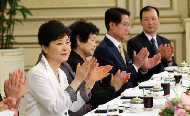 16일 낮 청와대에서 열린 국가 유공자 및 보훈 가족 초청 오찬에서 박근혜 대통령과 보훈 가족 등 참석자들이 박수를 치고 있다. 연합뉴스