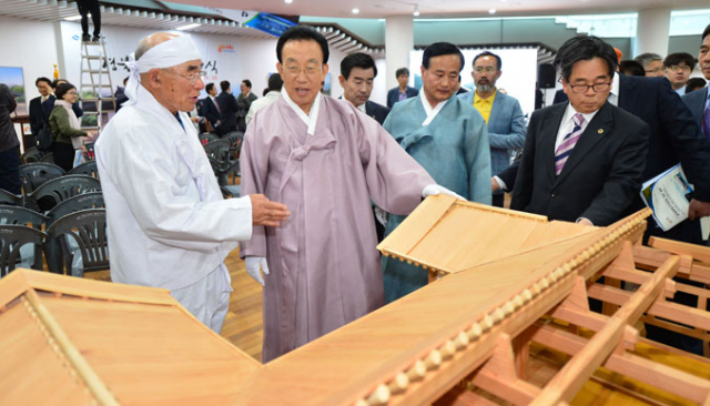 지난 4월 20일 김관용 경북도지사가 