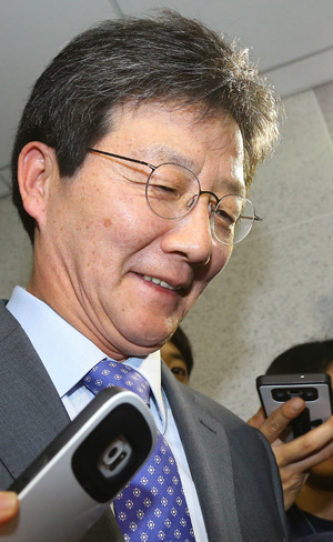 새누리당 혁신비대위의 결정으로 복당이 확정된 유승민 의원이 16일 오후 국회 의원회관 자신의 사무실로 들어가며 미소 짓고 있다. 연합뉴스
