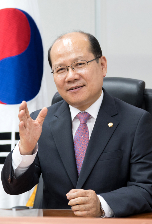 지난해 국군의날에 이종명 의원이 박근혜 대통령으로부터 표창을 받고 있다. 이종명 의원실 제공