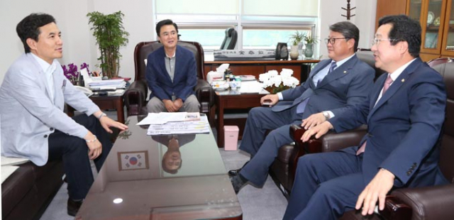 김진태, 김태흠, 조원진, 이장우(왼쪽부터) 등 새누리당 친박계 의원들이 17일 오후 국회 의원회관에서 회동을 열고 탈당 무소속 의원 복당 사태에 대한 대책을 논의하고 있다. 연합뉴스