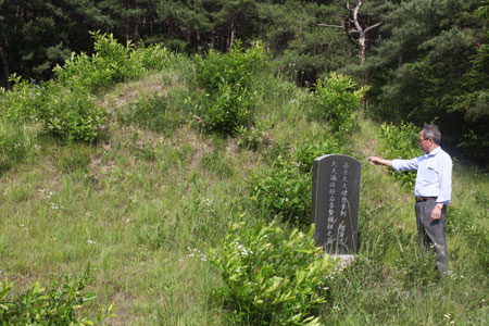 가일마을 병곡 종손 권종만(76) 씨가 500년 전 경상도관찰사를 지낸 화산 권주 선생 묘를 가리키고 있다. 권오석 기자
