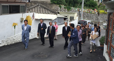 경북도 문화융성위 문화향유분과위원들이 16일 안동 신세동 벽화마을을 찾아 도시재생과 문화융성 방안에 대해 현장 회의를 가졌다. 안동시 제공