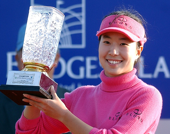 안시현은 19일 인천 베어즈베스트 청라 골프장 유럽·오스트랄아시아 코스(파72·6천53ｍ)에서 열린 한국여자오픈 골프대회 최종 라운드에서 버디 4개와 보기 1개를 묶어 3언더파 69타를 쳐 4라운드 합계 이븐파 288타로 정상에 올랐다. 사진은 지난 2003년 제주에서 열린 미국여자프로골프(LPGA)투어 CJ나인브릿지 클래식 우승 당시 안시현의 모습. 연합뉴스