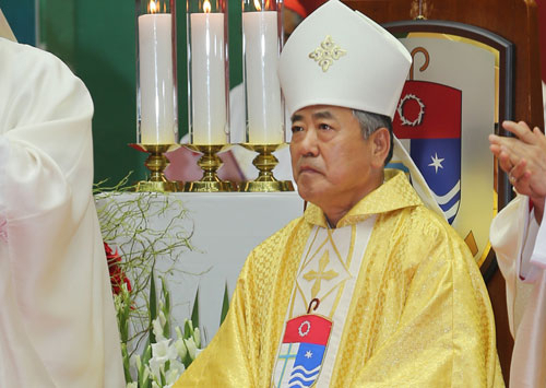 천주교 마산교구 제5대 교구장 배기현 주교가 지난 8일 경남 창원 마산체육관에서 열린 주교 서품