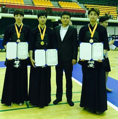 대구 달서구청이 19일 끝난 봉림기 전국실업검도대회에서 금 1개와 동 2개를 획득했다. 왼쪽부터 박철형, 주연우 선수, 양현성 감독, 이승민 선수. 달서구청 제공