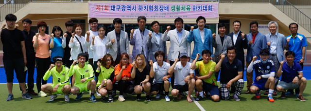 19일 안심하키전용경기장에서 열린 제1회 대구시하키협회장배 생활체육 하키대회에 참가한 선수단과 관계자들이 기념촬영을 하고 있다. 대구시하키협회 제공