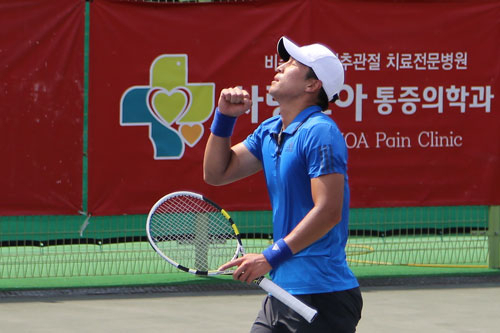 19일 열린 국제테니스연맹(ITF) 대구 퓨처스대회에서 우승한 임용규가 주먹을 불끈 쥐며 환호하고 있다. 대한테니스협회 제공