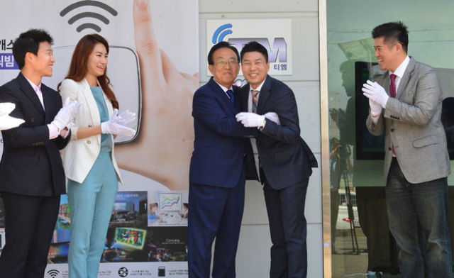 김관용 경북도지사가 지난 5월 청년창업 우수기업 1호점을 찾아 창업자를 격려하고 있다.