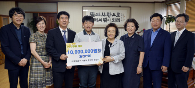 대구가톨릭경제인회가 20일 매일신문사에서 대건중에 악기 구입 대금 1천만원을 전달했다. 왼쪽부터 대건중 이동인 교사, 권은경 교사, 임종기 교장, 김현준 학생과 천주교대구대교구 가톨릭경제인회 이순금 회장, 박윤경 부회장, 박명흠 재무이사, 이영배 사무총장. 이채근 기자 mincho@msnet.co.kr