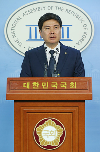 새누리당 지상욱 대변인이 21일 오후 국회 정론관에서 영남권 신공항 건설 백지화 발표에 관한 논평을 하고 있다. 연합뉴스