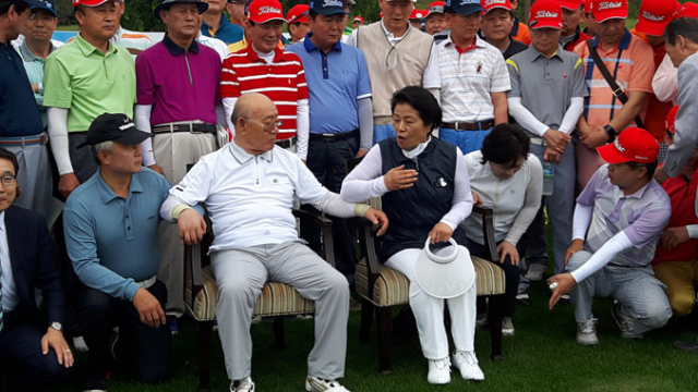 전두환 전 대통령과 부인 이순자 여사가 21일 인터불고경산CC에서 열린 대구공고 동문가족 골프대회에 참석, 동문들과 기념사진 촬영에 앞서 이야기를 나누고 있다.