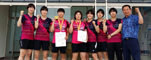 제59회 전국 여름철 종별배드민턴선수권대회에서 은메달 2개를 차지한 청송여고 배드민턴 선수단. 청송여고 제공