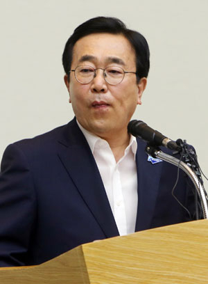 서병수 부산시장이 21일 부산시 청사에서 신공항 용역이 김해공항 확장안으로 결정되자 유감을 표명하고 있다. 연합뉴스