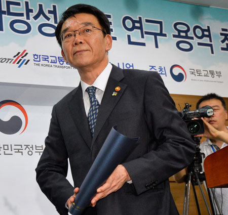 21일 오후 세종시 정부세종청사 국토교통부 브리핑실에서 강호인 국토교통부 장관이 신공항 백지화 발표를 한 뒤 퇴장하고 있다. 우태욱 기자 woo@msnet.co.kr