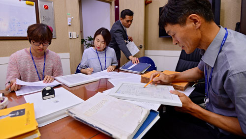 22일 오후 대구시교육청 관계자들이 수성구 만촌동 한 학원을 찾아 옥외가격 표시제 및 수강생 대장, 영수원부 등을 점검하고 있다. 김영진 기자 kyjmaeil@msnet.co.kr