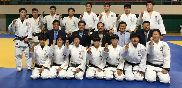 제97회 전국체전에 나설 경북 유도 남녀 고등부 대표선수들이 21일 경북유도회 임원들과 함께 포즈를 취했다. 경북유도회 제공