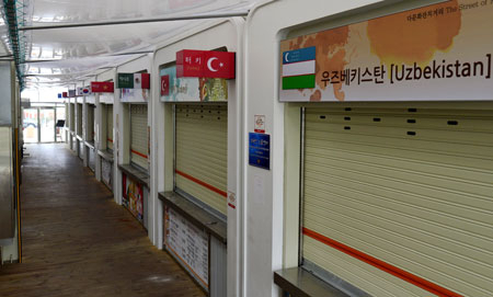 23일 대구 북구 칠곡시장 내 다문화잔치거리가 장사가 되지 않아 문이 굳게 닫힌 채 썰렁한 모습을 보이고 있다. 성일권 기자 sungig@msnet.co.kr
