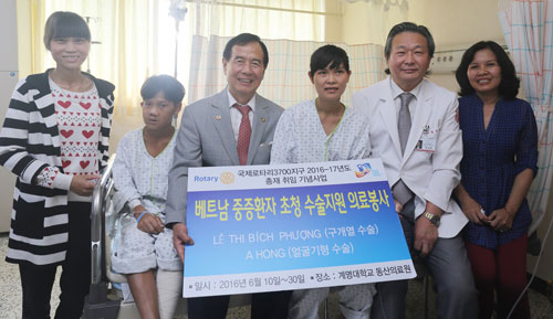 얼굴 기형 수술을 받은 아홍 군과 예영동 국제로타리3700지구 총재, 레디빅풍 씨, 한기환 교수(왼쪽부터).