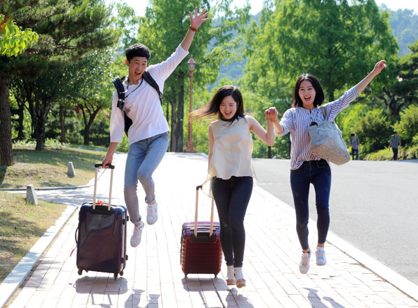 여름방학을 맞은 지역 대학가, 많은 젊은이가 배낭 하나 달랑 메고 세계 속으로 떠나는 배낭여행을 꿈꾸고 있다. 사진 왼쪽부터 계명대 유한성(관광경영학 전공 3학년), 김영경(미국학 전공 2학년), 방현지(기계자동차공학과 3학년) 씨. 사진 계명대 홍보팀 박창모 씨.